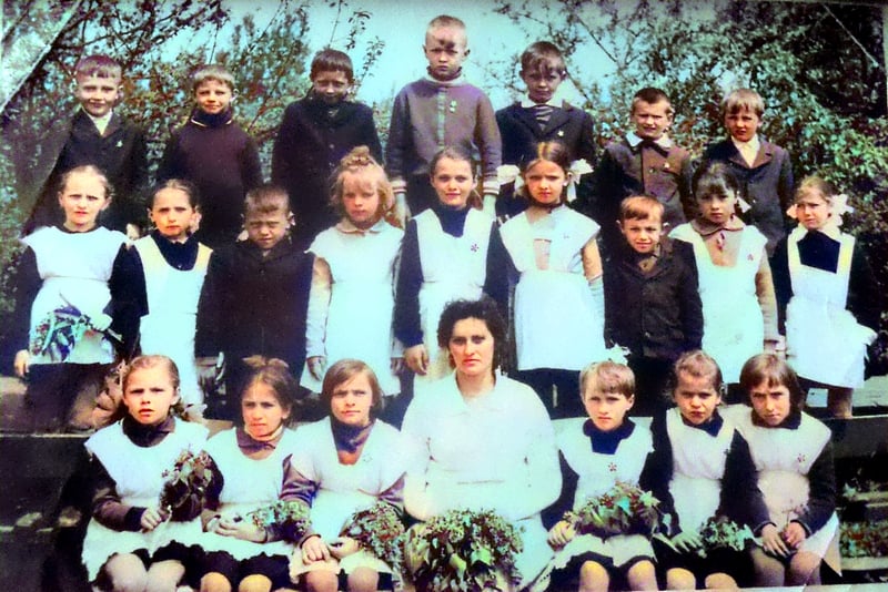 Першокласники Угорницької восьмирічної школи. Травень 1974 року.