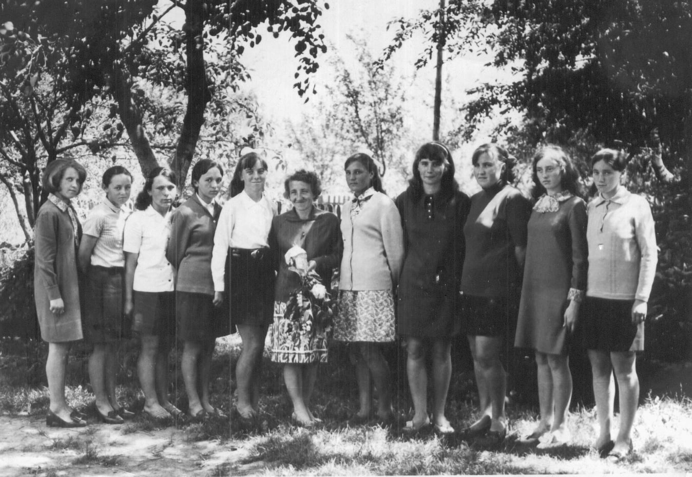 Випуск 8-го класу Угорницької школи. 1971.