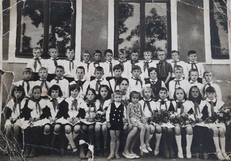 3а та 3б класи Угорницької школи. 1970 рік.