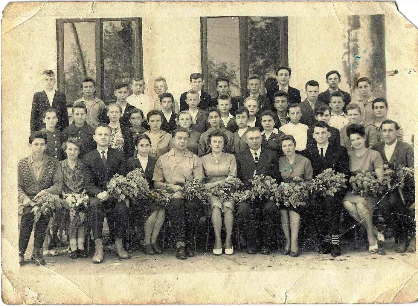 Випускники угорницької школи, 8 клас 1964 рік