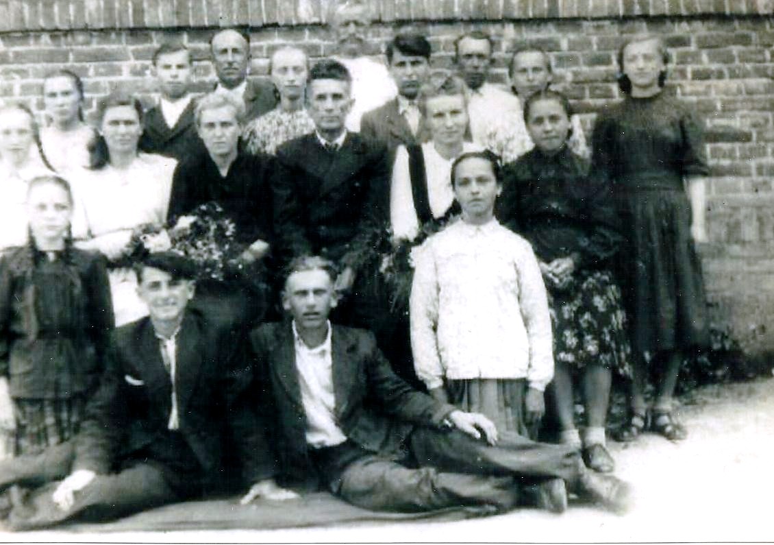 Учні та вчителі Угорницької школи, кінець 1940 - початок 1950рр..
