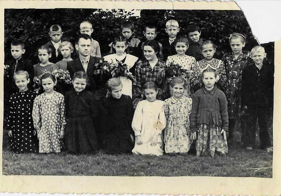 Учні 2 класу Угорницької школи. 1956 рік.