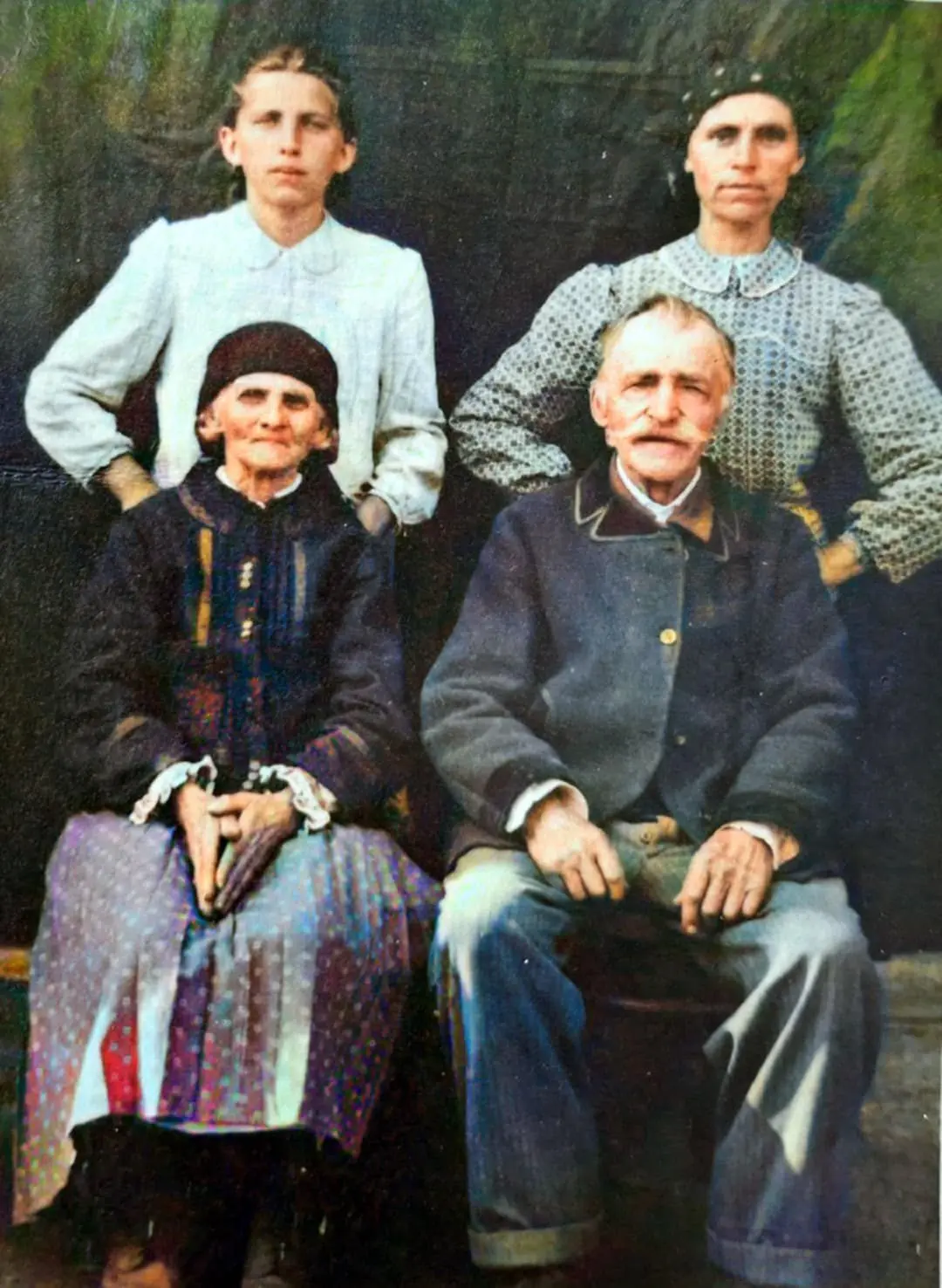 Ковалів (Ідзі) Анна з батьками.jpg