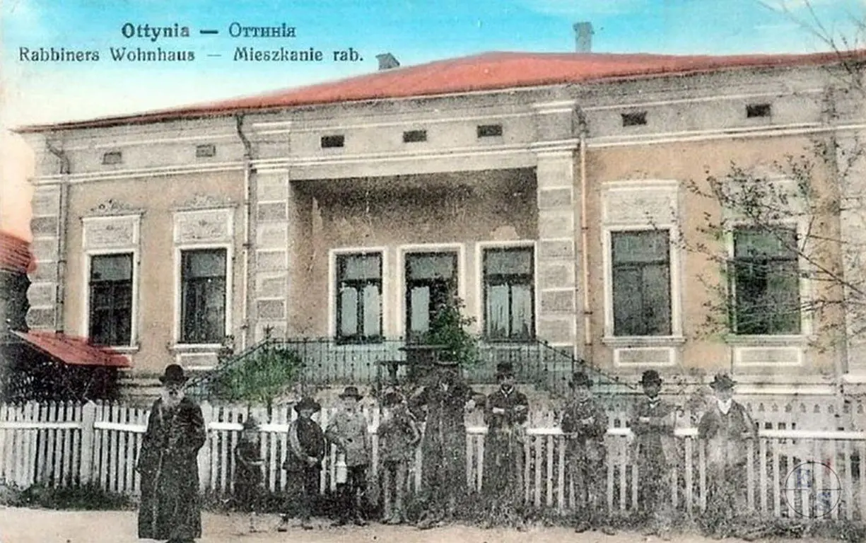 Дім рабина в Отинії, 1915 рік. На фото можливо Хаїм Хагер.