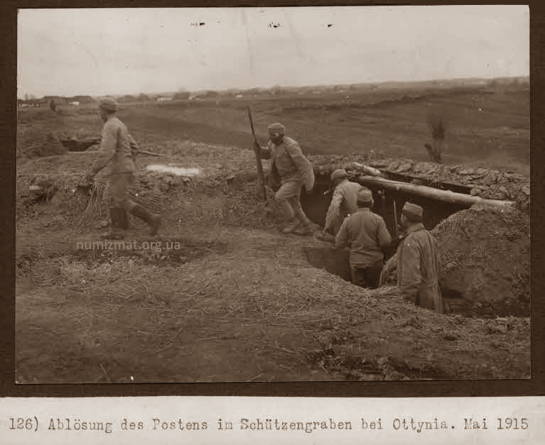 Ablosung des Postens im Schutzengraben bei Ottynia. Mai 1915