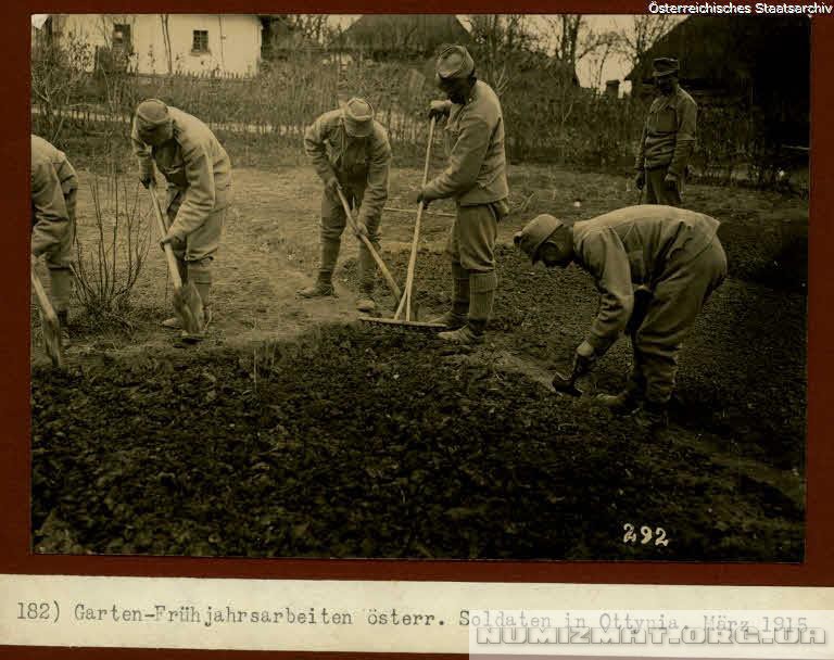 Gartenfruhjahrsarbeiten osterreichischer Soldaten in Ottynia 03.1915