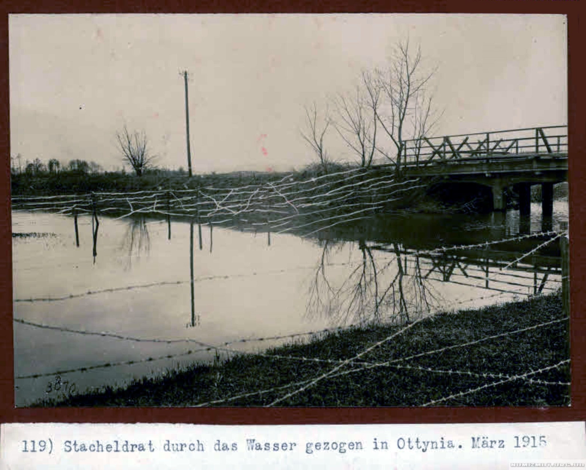 Stacheldraht durch das Wasser gezogen in Ottynia. März 1915.